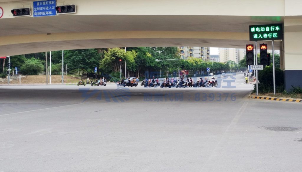 图4 诱导屏引导非机动车进入待行区