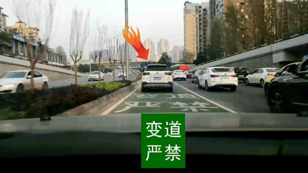 图6 定向车道绿色抗滑薄层及路面文字图