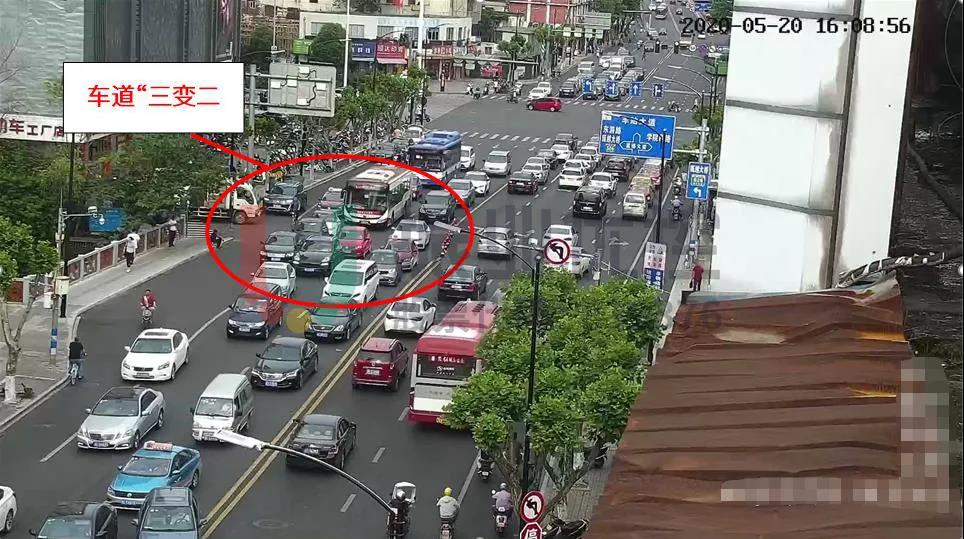 图6 车道“由三变二”,形成道路瓶颈