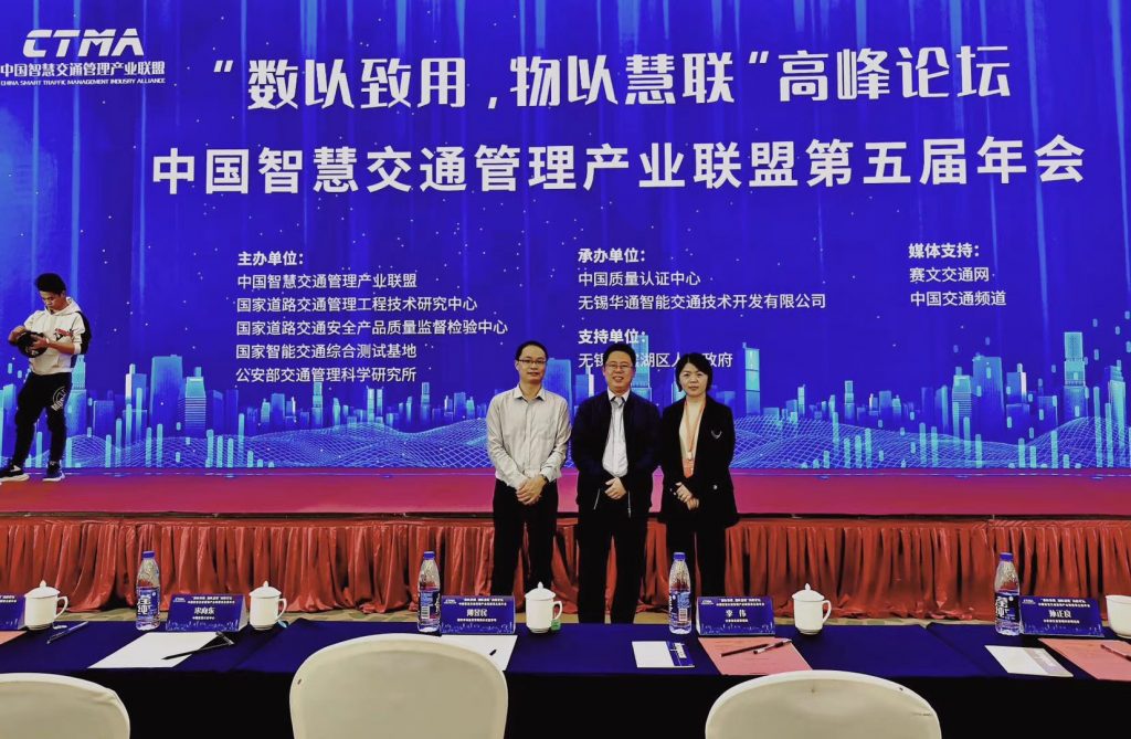 左一：副总裁林科、中间：CEO陈宁宁博士、右一：品牌策划部总监修甜甜