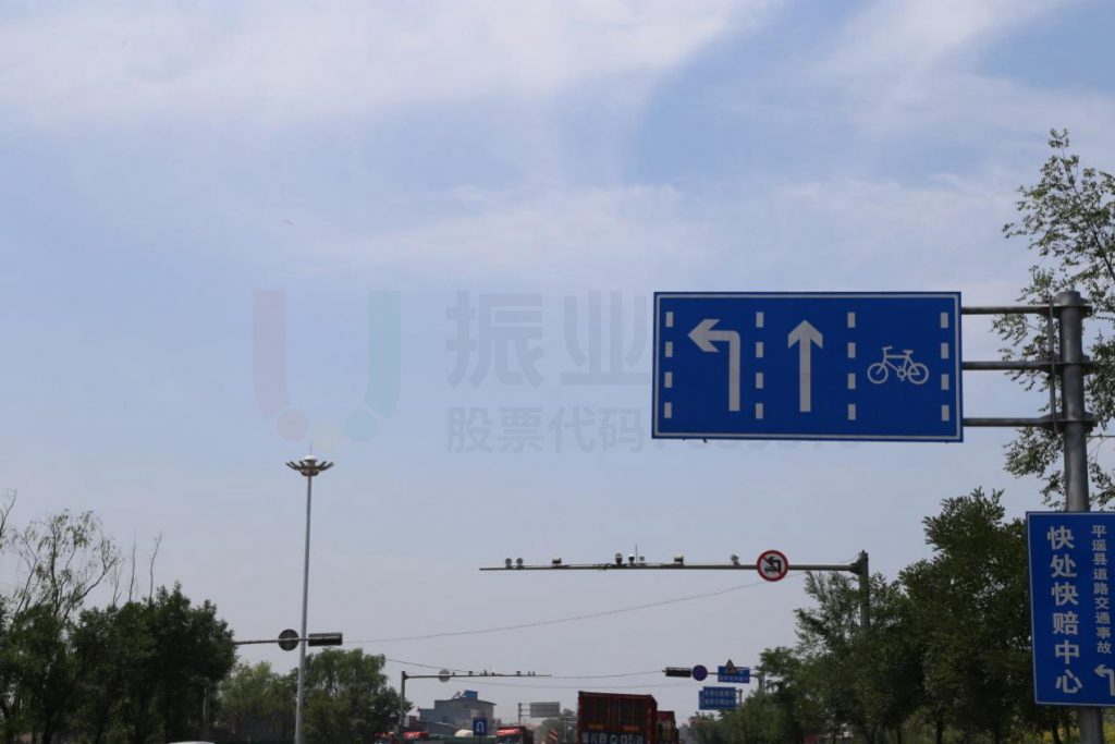 图12 修建道路两侧树枝树叶,消除标志牌遮蔽现象