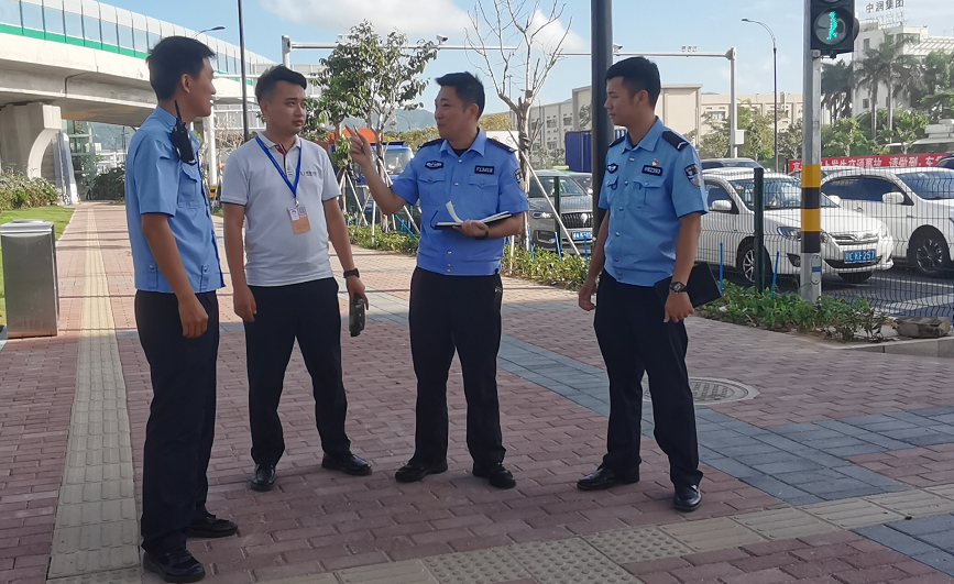 交管部门与交通工程师到路口实地调研