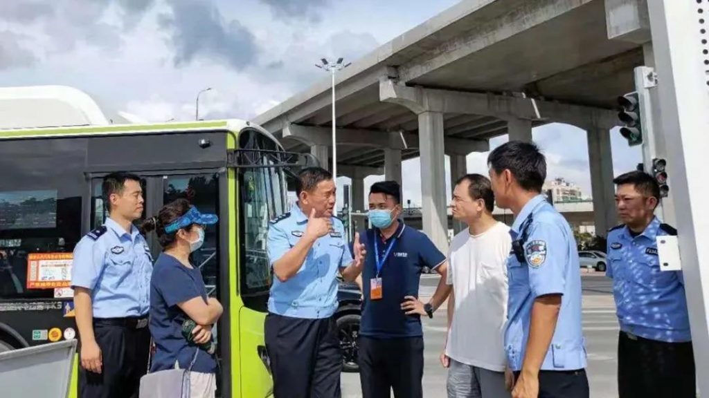 交管部门与交通工程师到路口实地调研