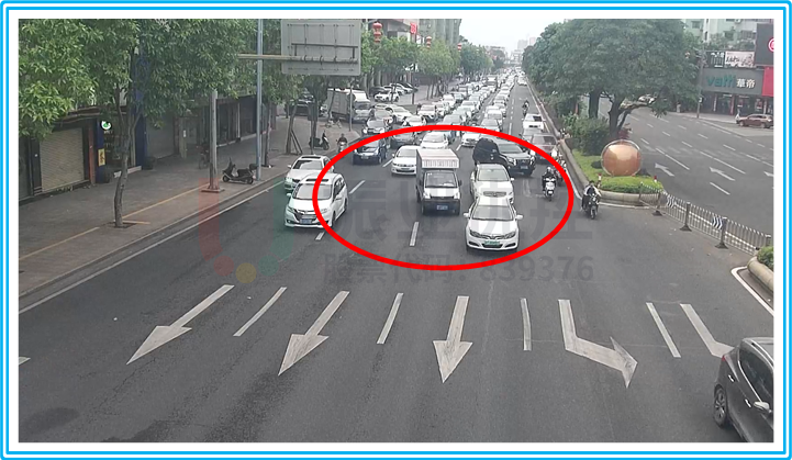 图11 紫荆东路车辆横跨造成断流现象