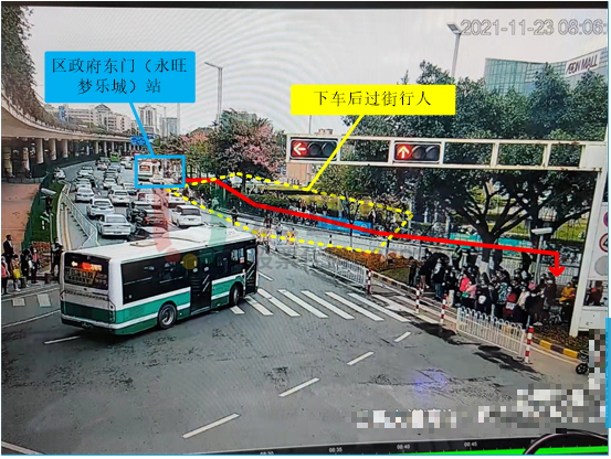 图7 行人在区政府东门（永旺梦乐城）站下车后过街前往地铁站